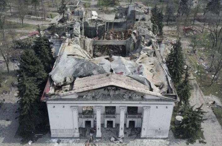 Россияне снесли драмтеатр в Мариуполе