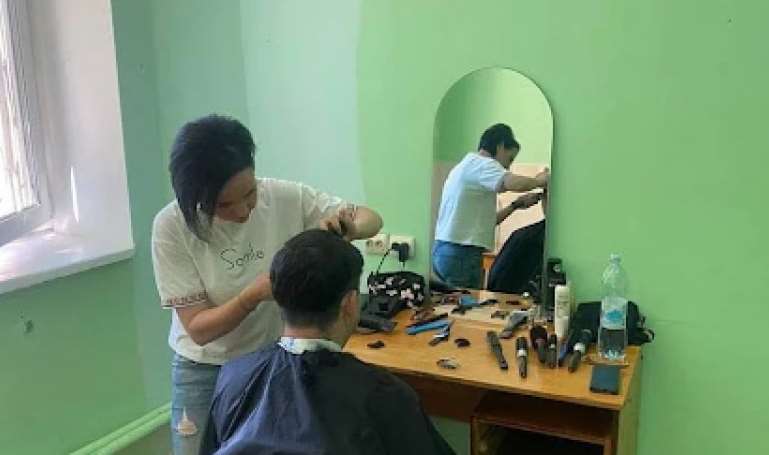 Для ВПО з Луганщини в Житомирі безоплатно працює перукарка та юристка
