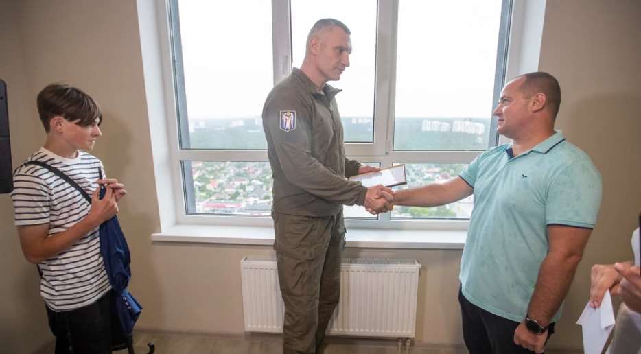 Переселенцы из Донбасса получили квартиры в Киеве