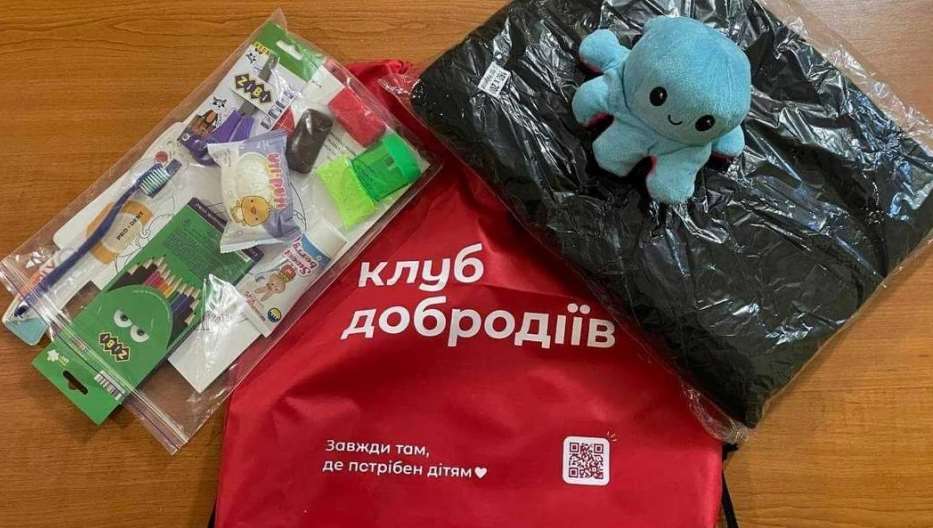 Переселенцам с Луганщины в Киеве, Ровно и Днепре будут выдавать одежду для детей: как получить
