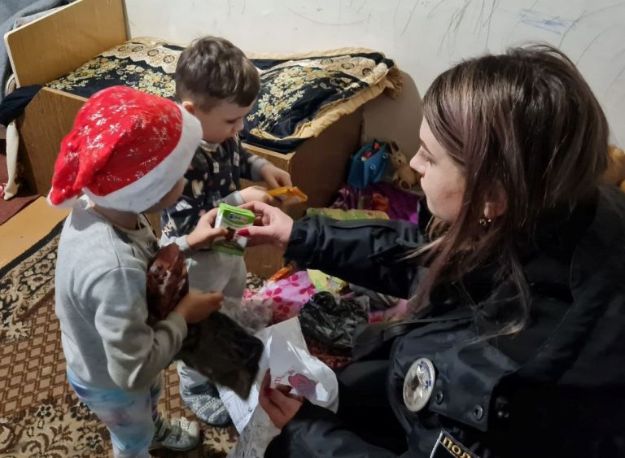 В Дружковке полиция подарила детям сладости