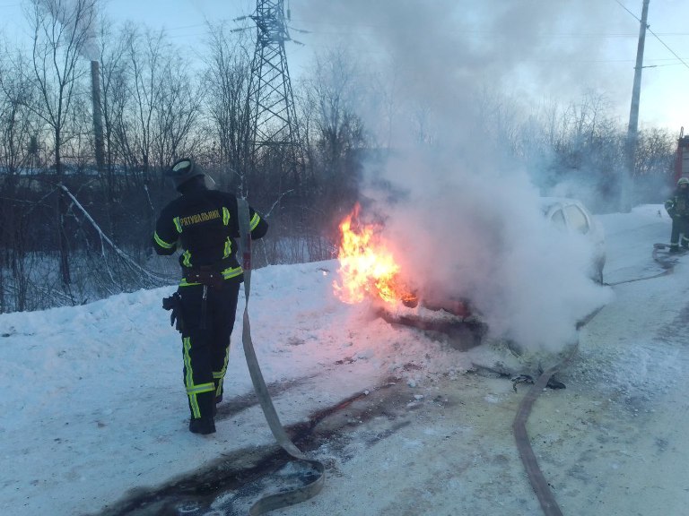 В Славянске горел легковой автомобиль