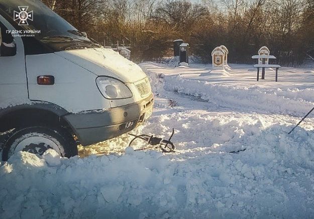 В Донецкой области автомобиль застрял в сугробе