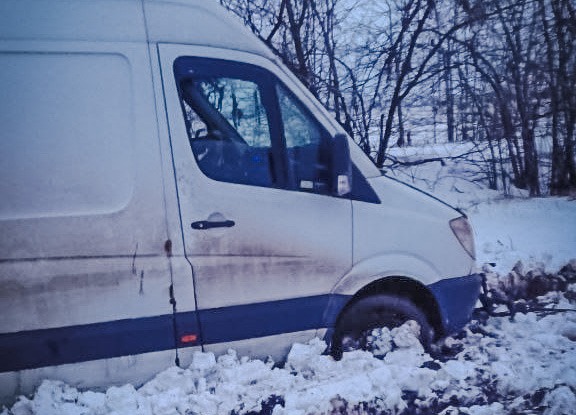 Автомобиль застрял в грязи в Донецкой области