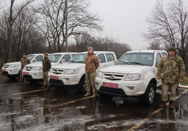 Военным в Донецкой области передали еще 4 автомобиля