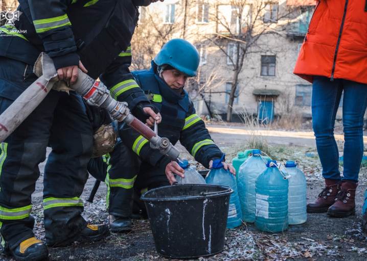 Рятувальники Донеччини привезли воду для місцевих жителів