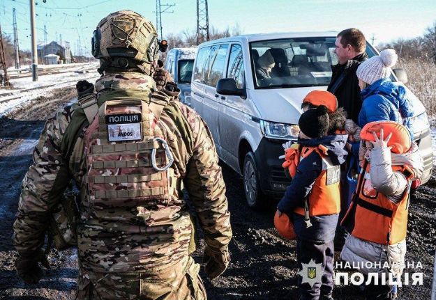 Из прифронтового села в Донецкой области "Белые ангелы" эвакуировали троих детей с мамой