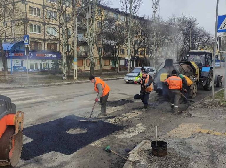 В Краматорске ремонтируют поврежденные дороги