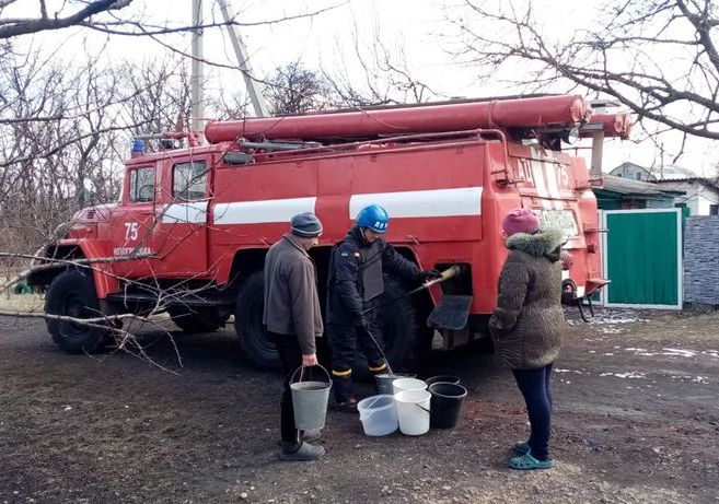 Спасатели Донецкой области привезли людям воду