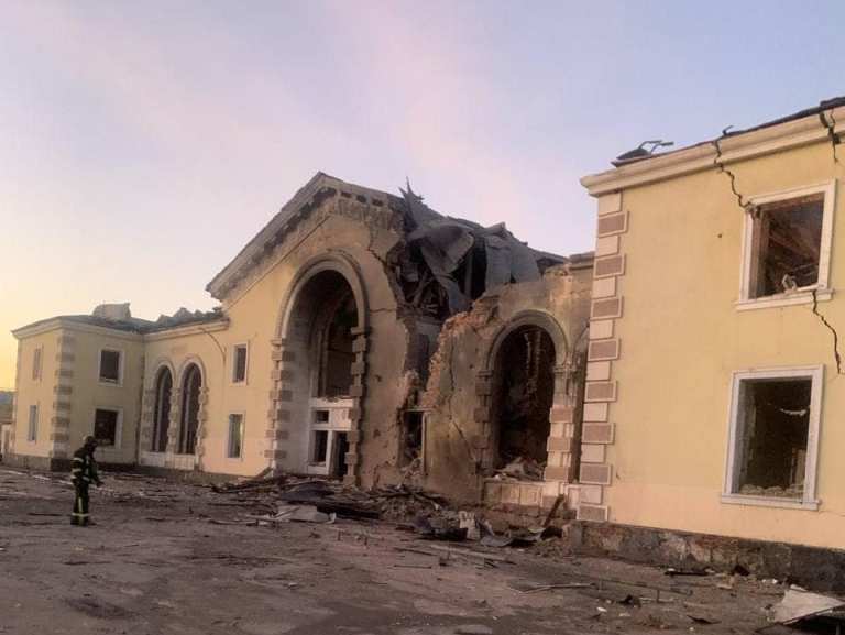 Росіяни обстріляли ракетами Костянтинівку: зруйновано вокзал