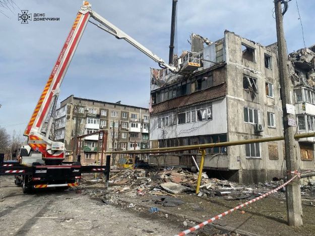 В Мирнограде продолжается демонтаж поврежденного в результате ракетного удара дома