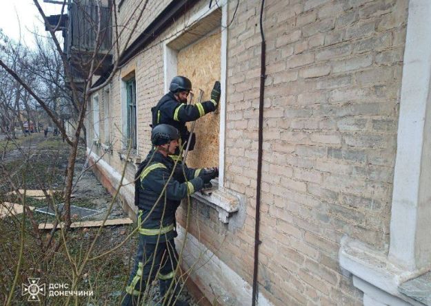 Спасатели восстанавливают поврежденные здания после обстрелов в Покровском районе