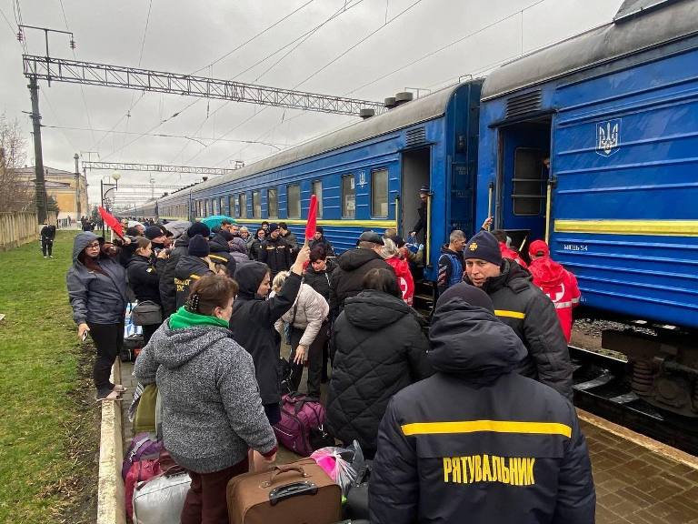 Із Донецької області на Рівненщину прибув перший евакуаційний поїзд