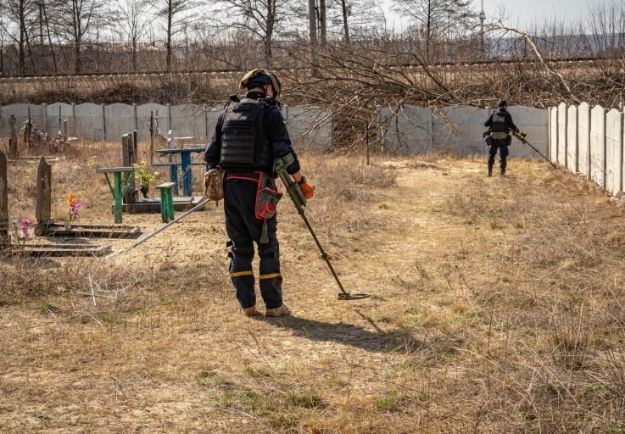 В Донецкой области накануне Пасхи пиротехники обследуют кладбища