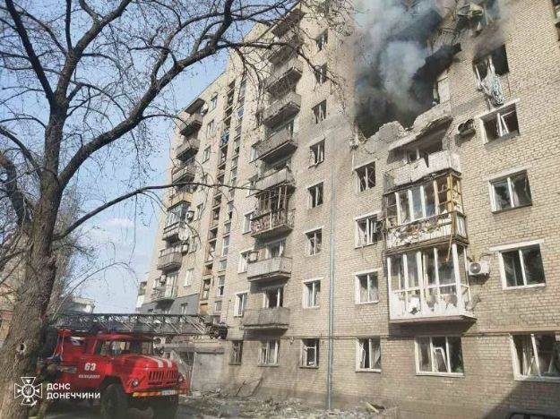 РФ ударила по 9-этажке в Селидово: есть раненые