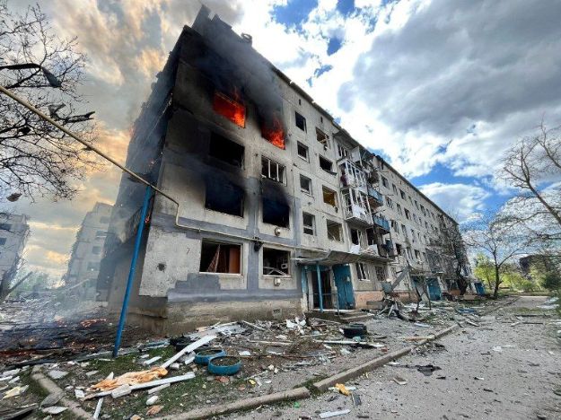 Россияне сбросили авиабомбу на жилой 5-этажный дом в Донецкой области