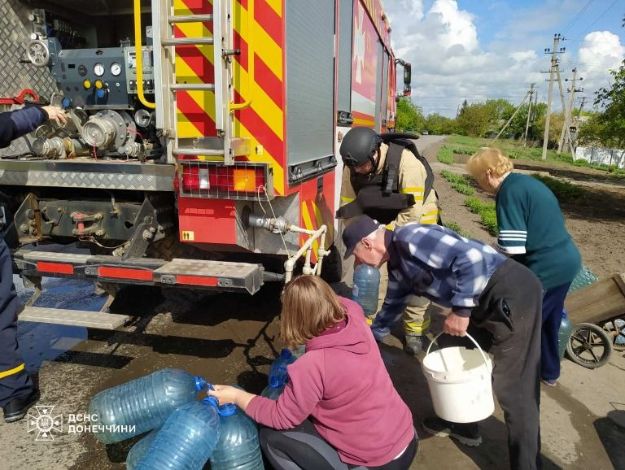 Рятувальники доставили воду у прифронтові населені пункти Донеччини