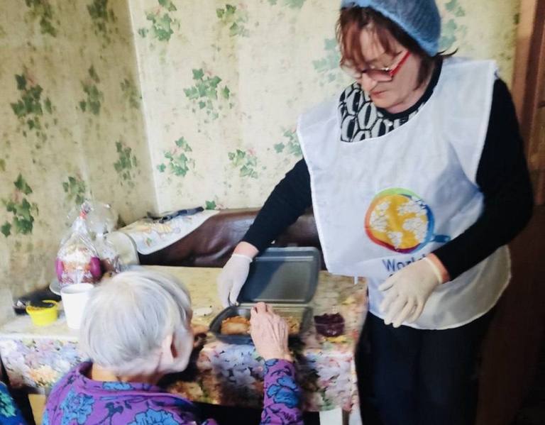 В Донецкой области волонтеры World Central Kitchen кормят нуждающихся горячими обедами