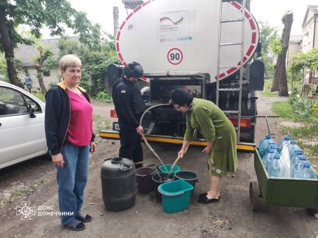 Рятувальники привезли воду мешканцям Донеччини