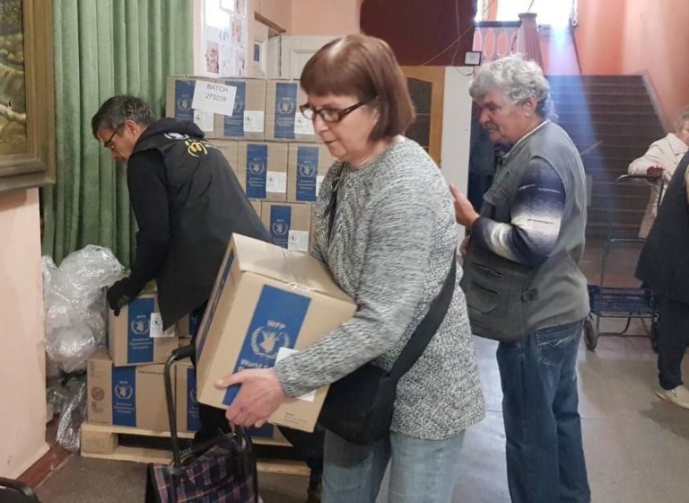 Более 600 тонн благотворительной помощи получили жители Донецкой области за неделю