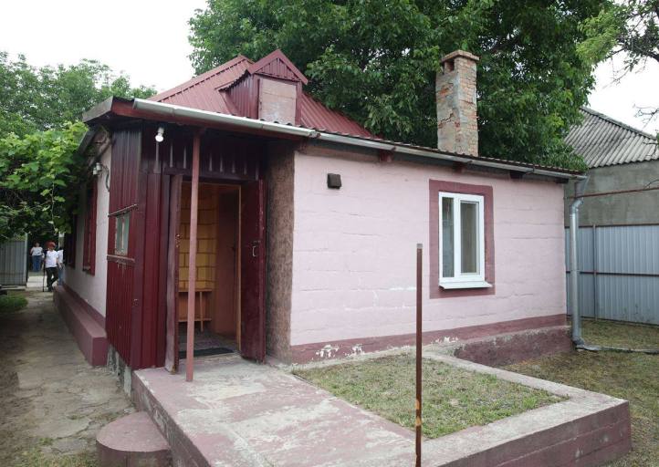 Для бабушки из Донецкой области, которая вышла пешком из оккупации, купили дом