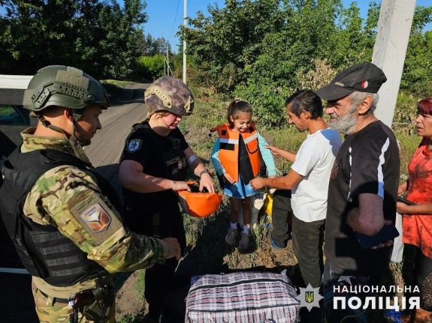 «Білі янголи» евакуювали з Донеччини родину з 5-річною дитиною