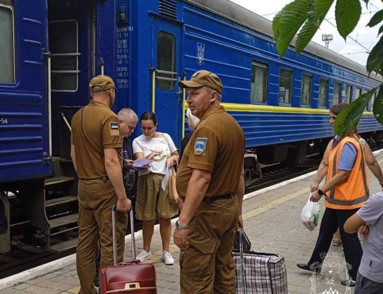 Еще 53 жителя Донетчины выехали эвакуационным поездом из Покровска