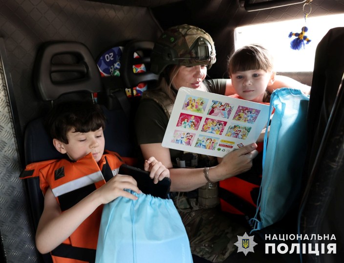 "Білі янголи" евакуювали з Щербинівки на Донеччині родину з трьома дітьми