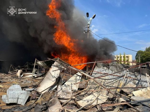 У Мирнограді рятувальники ліквідовували масштабну пожежу після обстрілу