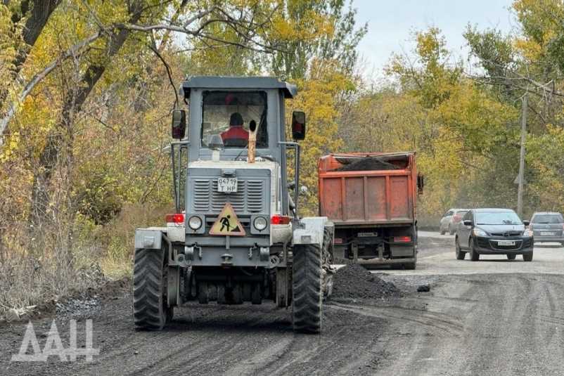 Поблизу Маріуполя окупанти ремонтують дорогу, яка з'єднуватиме місто з трасою на Крим