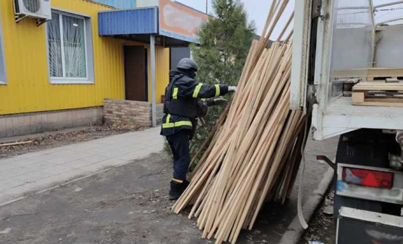 Спасатели разгрузили 30 тонн гуманитарной помощи для жителей села Комар