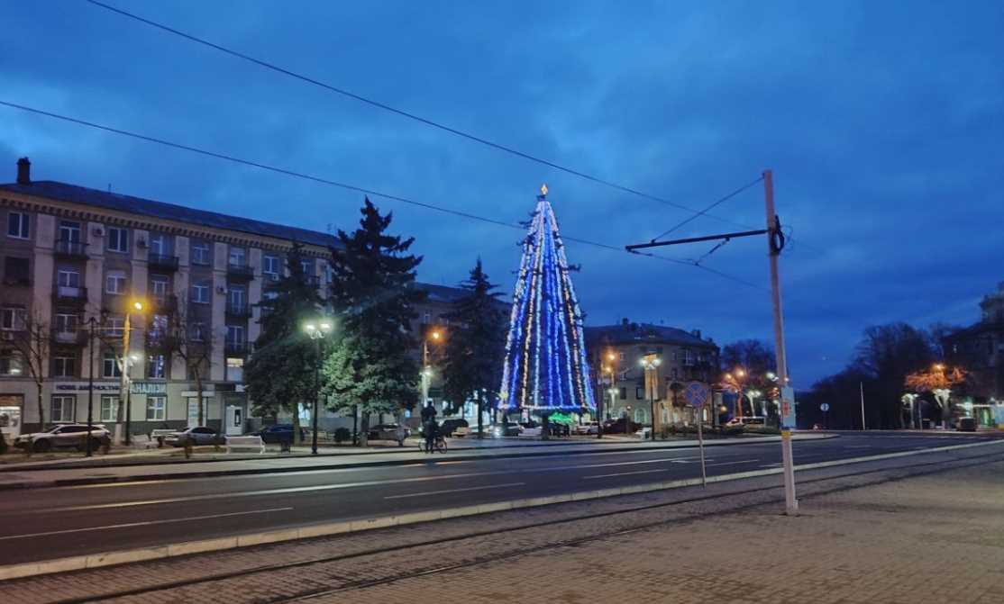 У центрі Дружківки встановили головну новорічну ялинку