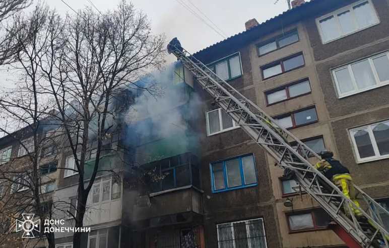 У Дружківці горіли чотири поверхи в п'ятиповерховому будинку