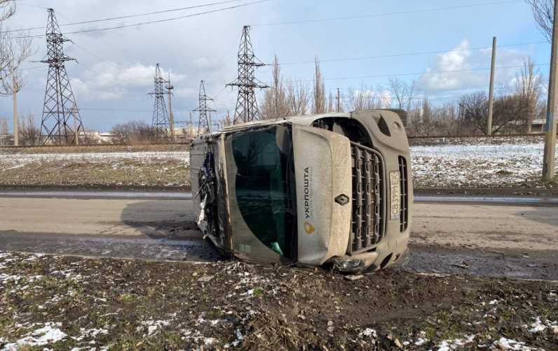 Россияне обстреляли дроном авто «Укрпочты», которое возвращалось из Покровска