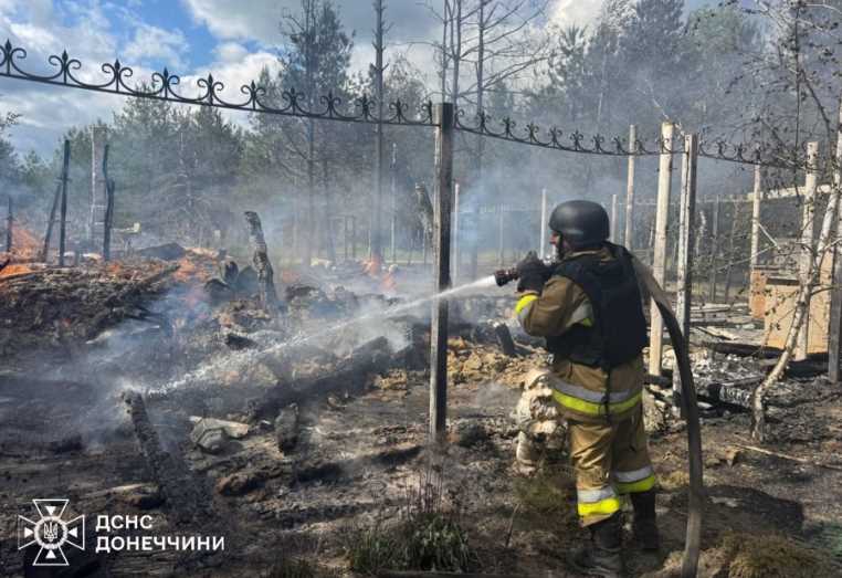 РФ вдарила по Лиману та Краматорську: рятувальники гасили пожежі