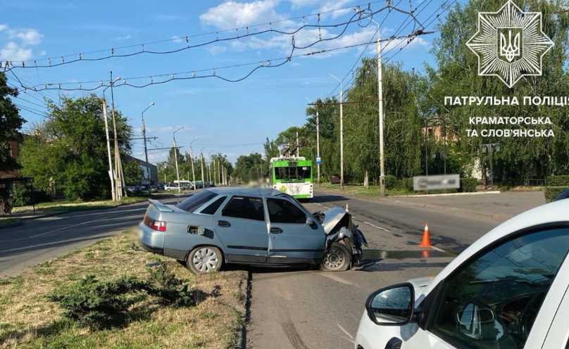 В Славянске пьяный водитель въехал в троллейбус
