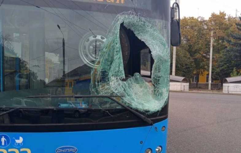 У Краматорську автомобільне колесо пробило лобове скло міського тролейбуса
