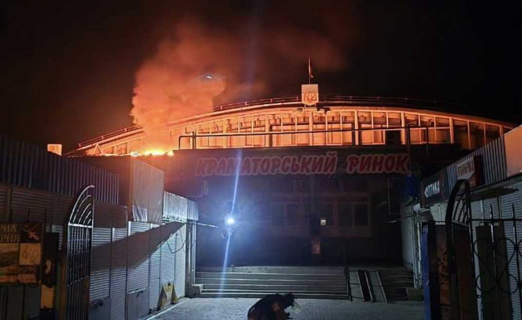 Российский беспилотник ночью ударил по центральному рынку Краматорска: возник пожар