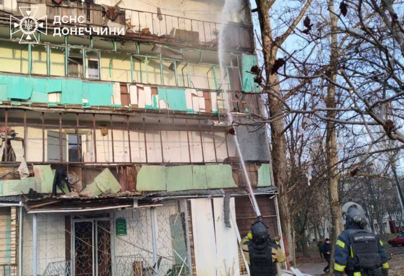 Армия РФ обстреляла Дружковку: загорелись многоэтажка и автомобили