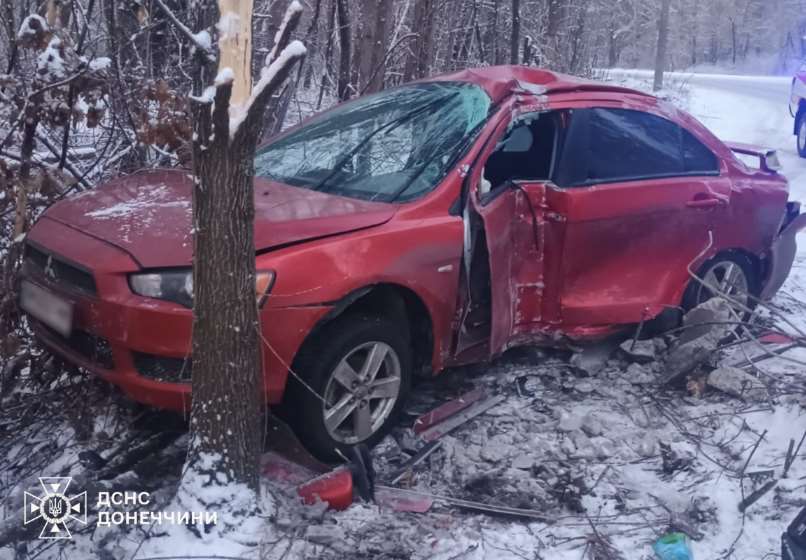 В Славянске спасатели деблокировали пассажира из искореженного автомобиля после ДТП