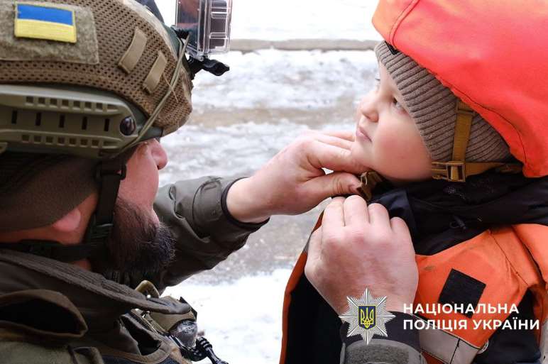 Полиция эвакуировала из Николаевки пятерых детей