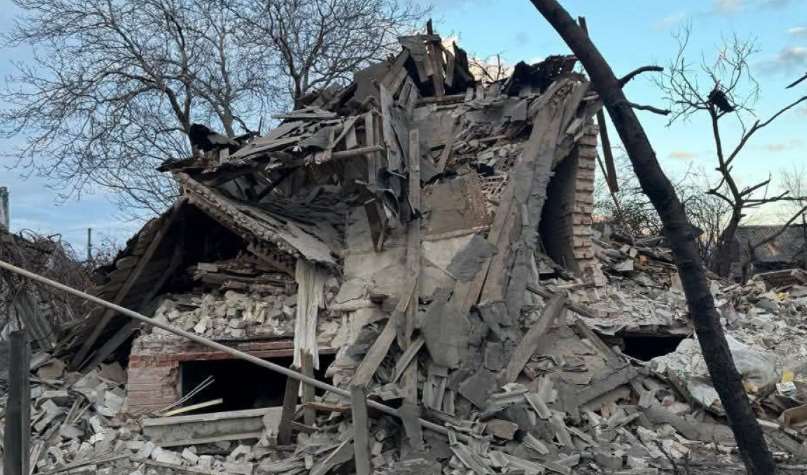 Авиаудар по Славянску: спасатели извлекли из-под завалов разрушенных домов тело погибшего и раненую женщину