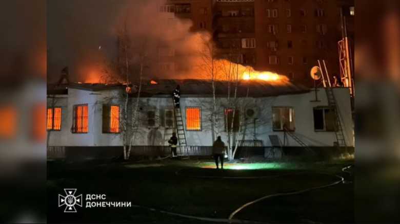 В Краматорске после обстрела 8 часов тушили пожар в кафе «Легенда»