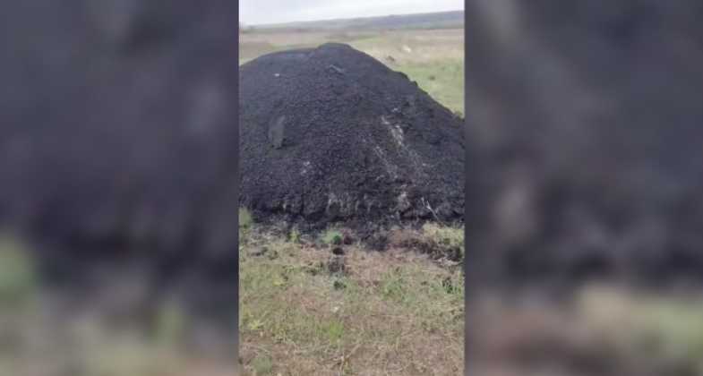 В оккупированном Иловайске «ремонтируют» дороги, высыпая асфальт прямо в поле