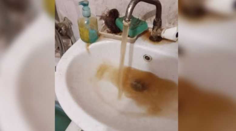 В окупованому Маріуполі мешканці скаржаться на брудну воду з кранів