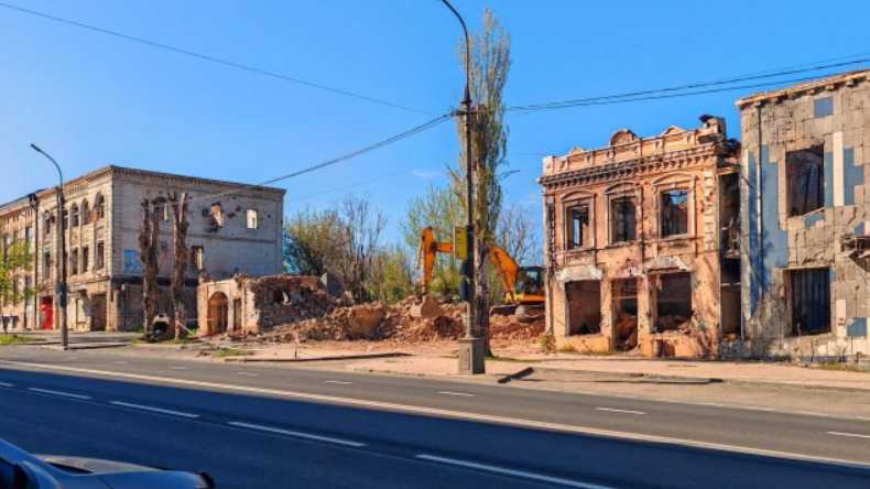 В оккупированном Мариуполе снесли здание в историческом центре