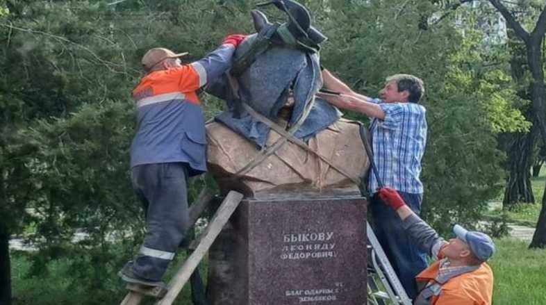 В Краматорске демонтируют памятник Леониду Быкову: что будет со скульптурой