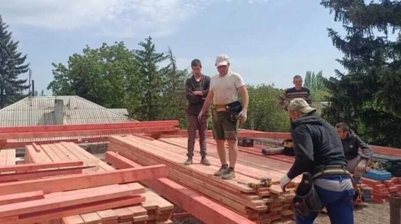 Оккупанты выдали ремонт аварийной крыши в Володарском в Донецкой области за «восстановление» жилья