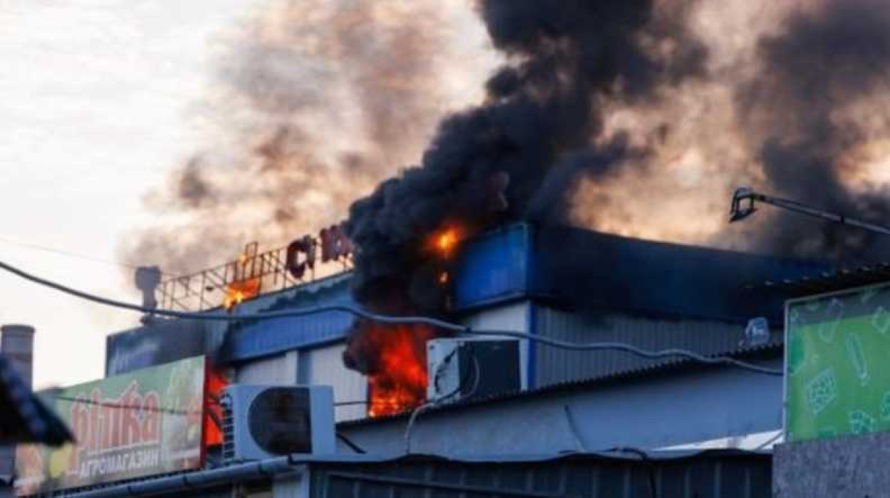 Крупный пожар на рынке в Краматорске: огонь охватил 3000 кв. м