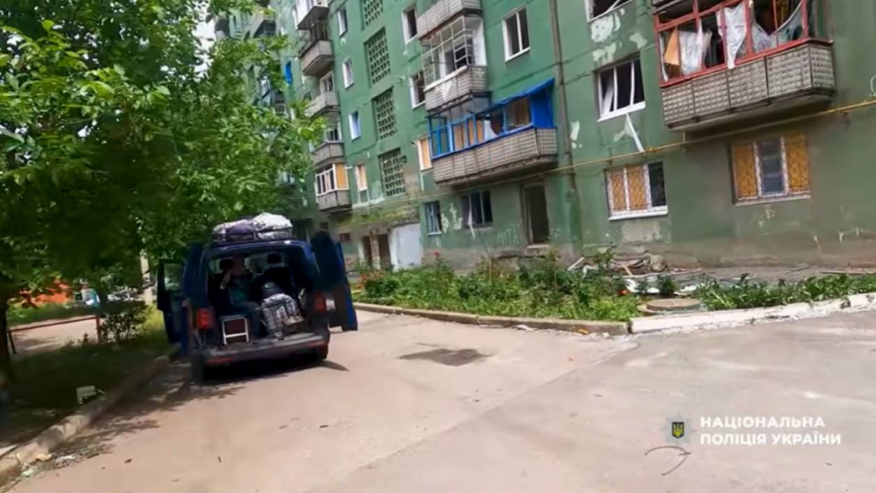 Из Дружковки из разрушенных обстрелами домов эвакуировали людей и животных